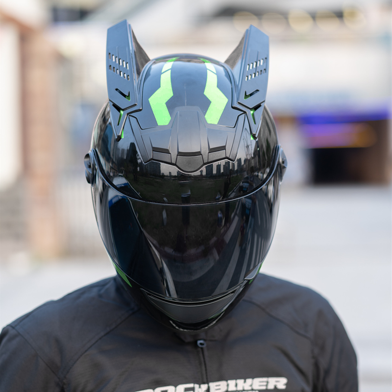 Integralhelm für Motorradfahrer mit coolen Hörnern