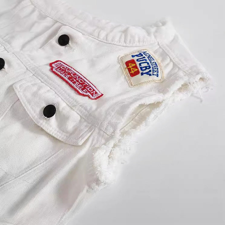 Weiße Jeansweste mit Aufnäher und Badge