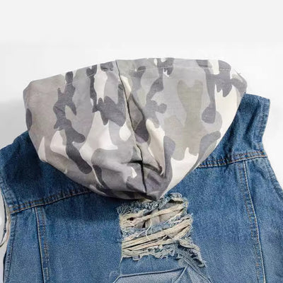 Zerrissene Jeansweste mit Camouflage-Muster und Kapuze