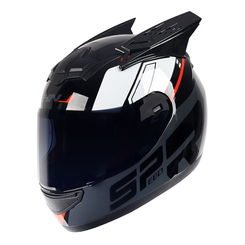 Integralhelm für Motorradfahrer mit coolen Hörnern
