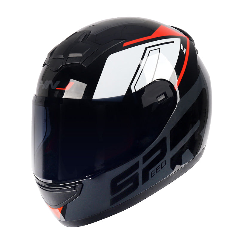 Integralhelm für Motorradfahrer mit coolen Hörnern
